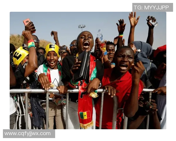 街头偶遇足球巨星球迷惊喜合影瞬间引发热议